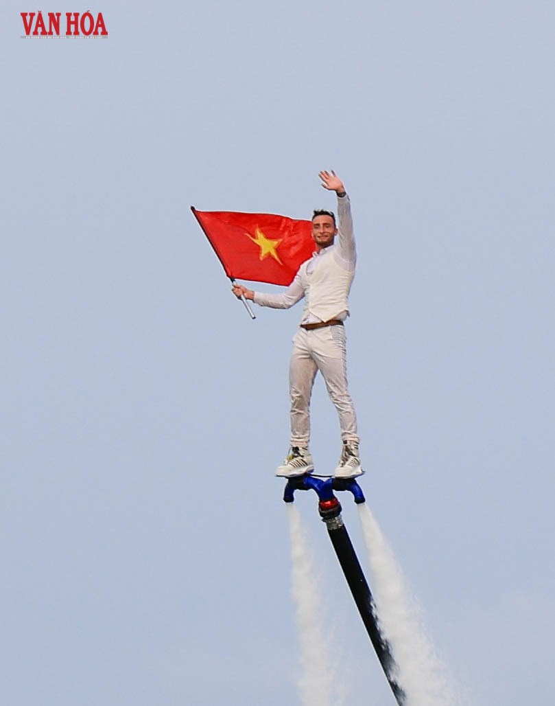 Dechberoucí vystoupení na flyboardu nad pláží Da Nang - foto 12