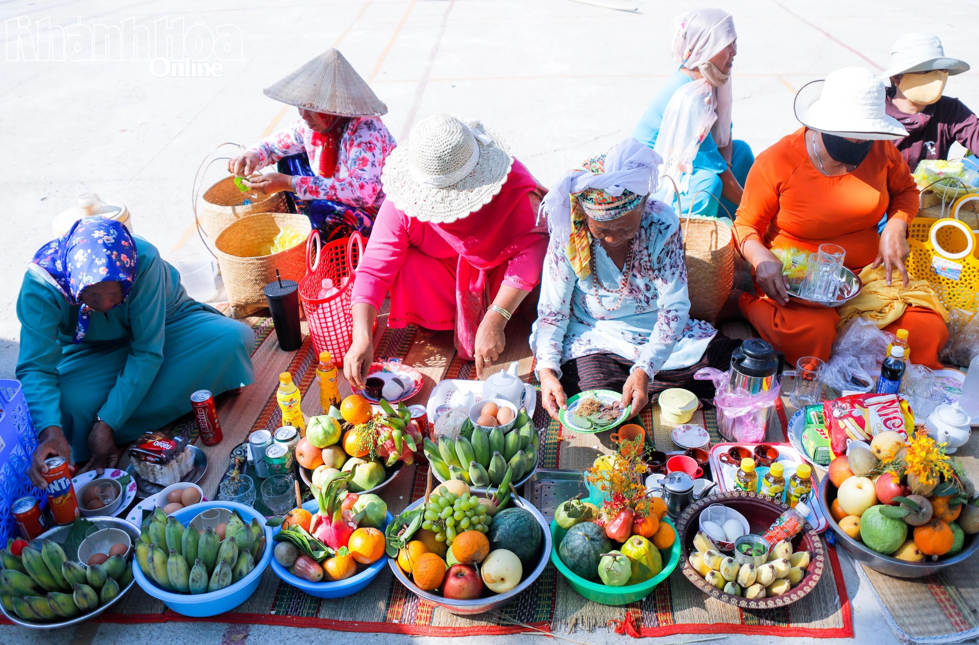 Phụ nữ Chăm Bỉnh Nghĩa chuẩn bị lễ vật trong nghi lễ.