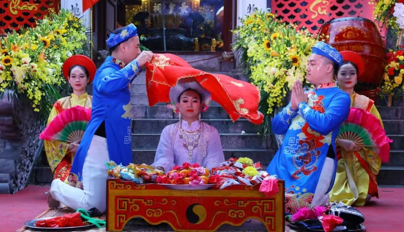 Một hoạt động văn hóa trong Lễ khai hội truyền thống và đón Bằng xếp hạng di tích quốc gia đặc biệt Thăng Long tứ trấn - đền Kim Liên năm 2022. (Ảnh: Văn Điệp/TTXVN)