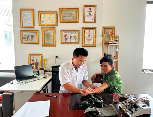 Y sĩ với tâm huyết 'giữ lửa' y học cổ truyền- Ảnh 1.