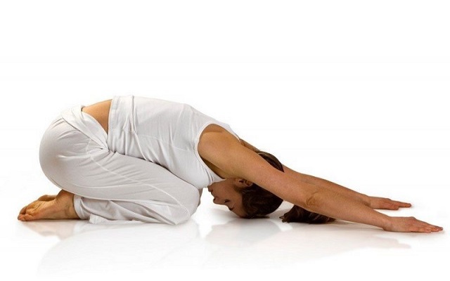 3 tư thế yoga đơn giản giúp giảm đau cứng cổ do ngồi lâu