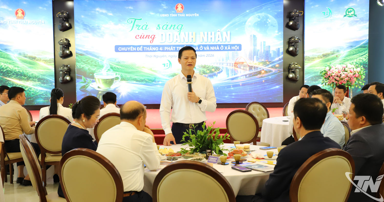 Genosse Vuong Quoc Tuan, Vorsitzender des Provinzvolkskomitees, hielt im Rahmen des Programms „Morgentee mit Geschäftsleuten – April 2026“ eine Rede zum Thema „Wohnungsbauentwicklung und sozialer Wohnungsbau“.