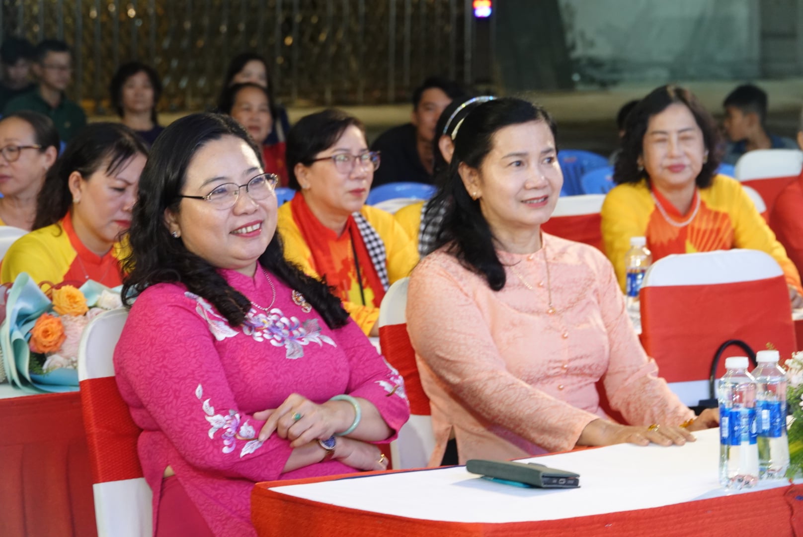 “Tri âm hội ngộ” hòa đờn ca trước Đền thờ Quốc Tổ