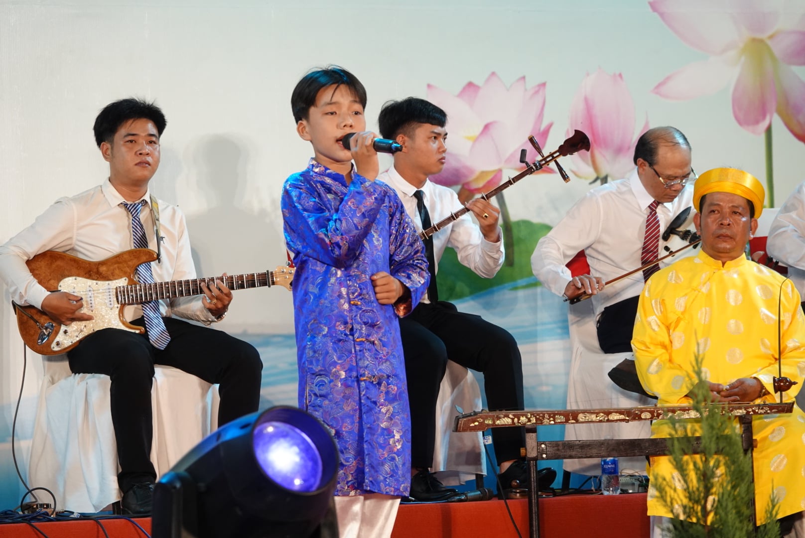 “Tri âm hội ngộ” hòa đờn ca trước Đền thờ Quốc Tổ