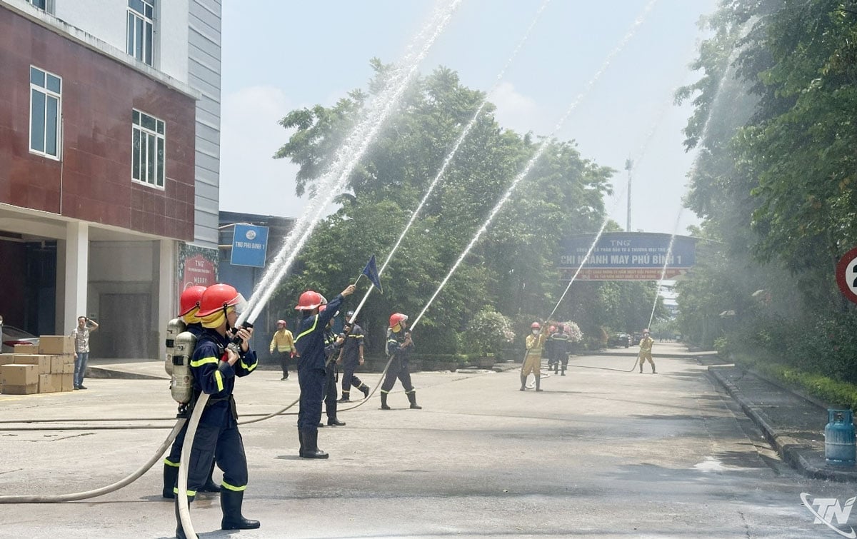 Các lực lượng phối hợp dập tắt đám cháy giả định.