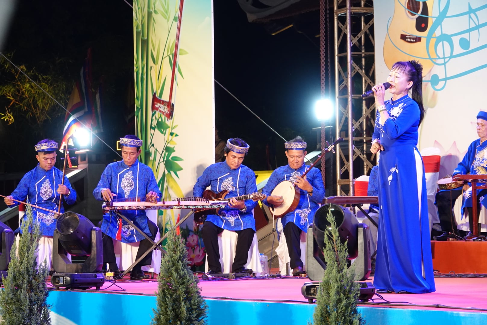 “Tri âm hội ngộ” hòa đờn ca trước Đền thờ Quốc Tổ