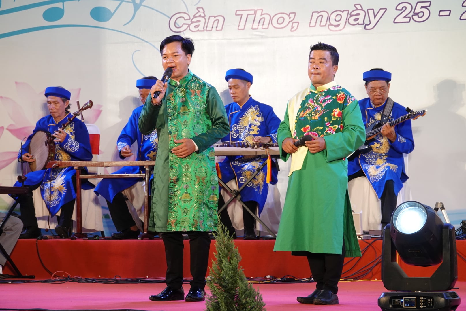 “Tri âm hội ngộ” hòa đờn ca trước Đền thờ Quốc Tổ