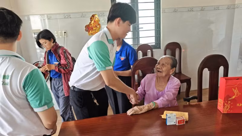 De nombreuses activités organisées par des étudiants à Hô Chi Minh-Ville expriment leur gratitude envers ceux qui ont contribué à la nation pendant les jours fériés du 30 avril et du 1er mai.