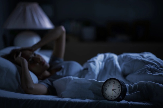 Cảnh báo Alzheimer từ những thói quen âm thầm "bào mòn" trí nhớ- Ảnh 1.
