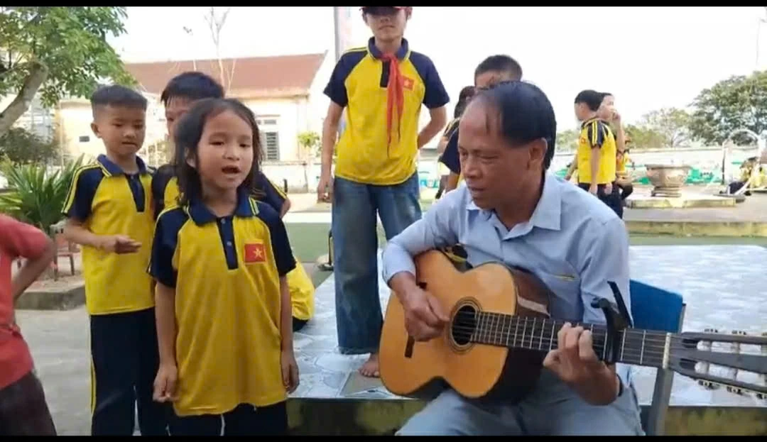Der Klang von Gitarren während der Pause in einer Schule in Ha Tinh. Tiếng đàn giờ ra chơi trong trường học Hà Tĩnh