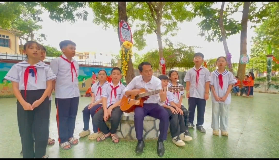 Der Klang von Gitarren während der Pause in einer Schule in Ha Tinh. Tiếng đàn giờ ra chơi trong trường học Hà Tĩnh