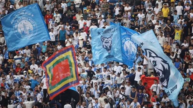 Die V.League 1 wird immer professioneller und attraktiver. (Abbildung: Nhan Dan Newspaper)