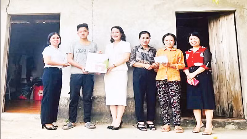 ครูจากโรงเรียนมัธยมต้นตามดาว มอบของขวัญและอุปกรณ์การเรียนให้กับนักเรียนชื่อ ตรัน วัน เทียน