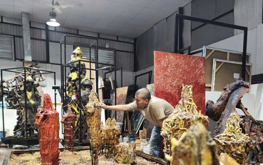 Seidenraupen in die internationale Kunstszene bringen. Đưa tằm đến không gian nghệ thuật quốc tế