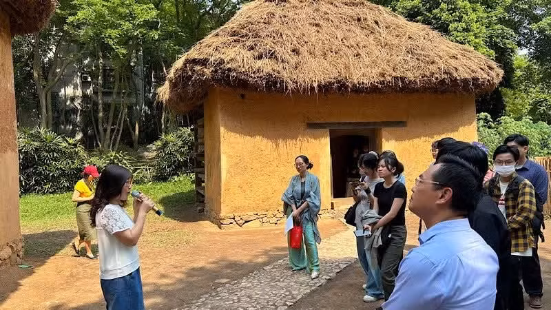Du khách tham quan nhà người Hà Nhì tại Bảo tàng Dân tộc học Việt Nam. (Ảnh: THANH DUNG)
