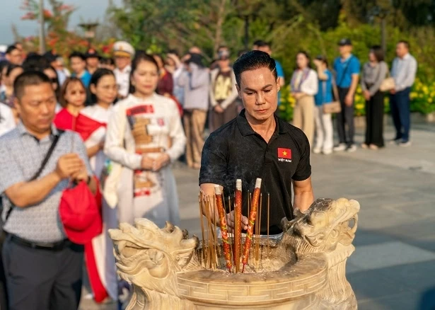 Từ Trường Sa đến Đất Tổ và miền biên viễn Từ Trường Sa đến Đất Tổ và miền biên viễn