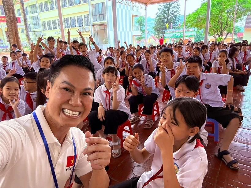 Từ Trường Sa đến Đất Tổ và miền biên viễn Từ Trường Sa đến Đất Tổ và miền biên viễn