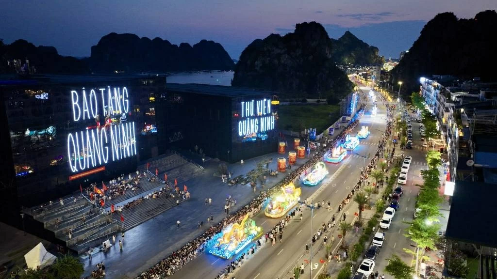 Die leuchtenden Farben des Ha Long Karnevals 2026 an der Heritage Bay. (Quelle: Quang Ninh Newspaper) Rực rỡ sắc màu Carnaval Hạ Long 2026 bên vịnh di sản. (Nguồn: Báo Quảng Ninh)