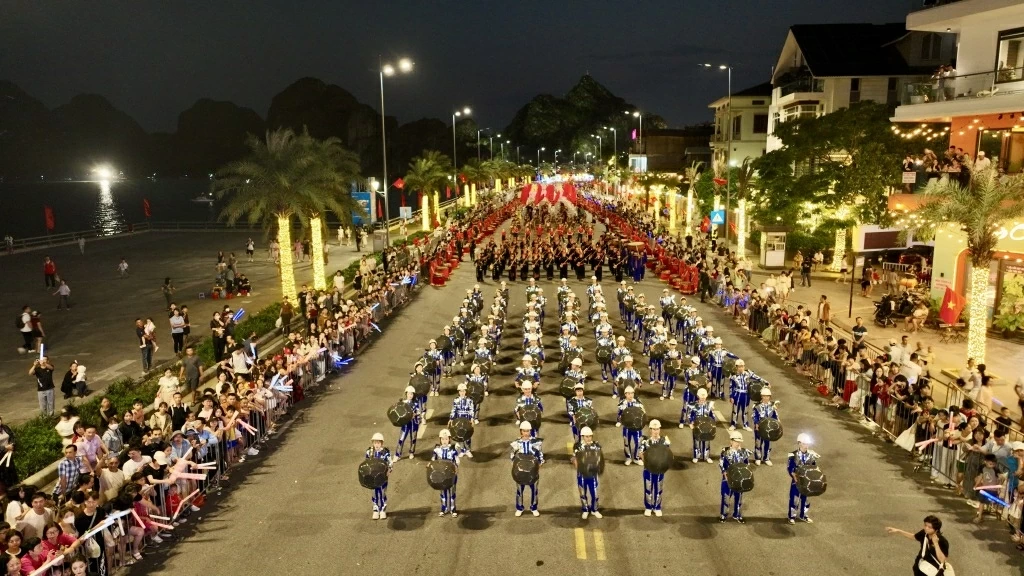 An dem Programm nahmen 14 Kunstgruppen teil. (Quelle: Quang Ninh Zeitung) Chương trình có sự tham gia của 14 đoàn nghệ thuật. (Nguồn: Báo Quảng Ninh)