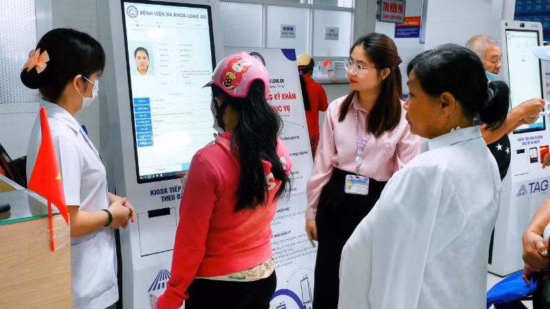 Nhân viên y tế nhập liệu hồ sơ sức khỏe điện tử cho người dân.