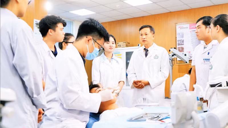베트남 국립대학교 하노이 의약학대학 부총장이자 부교수인 팜 누 하이 박사는 학생들의 치의학 임상 실습을 지도하고 있습니다.