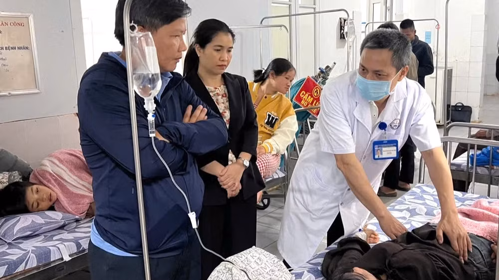 Đại diện lãnh đạo Ủy ban nhân dân xã Tân Lập đến bệnh viện thăm hỏi, động viên các bệnh nhân.