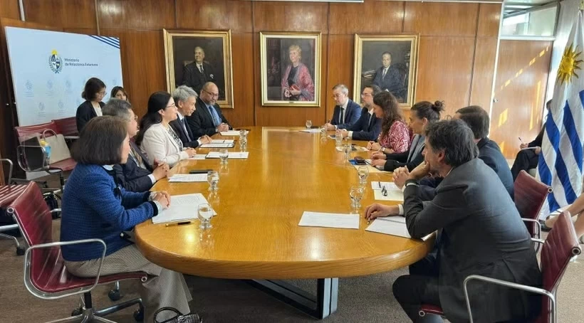 Thứ trưởng Ngoại giao Uruguay Valeria Csukasi làm việc với Đại sứ các nước Thái Lan, Philippines, Indonesia, Việt Nam và Đại biện Malaysia tại Trụ sở Bộ Ngoại giao Uruguay.. Nguồn: TTXVN)