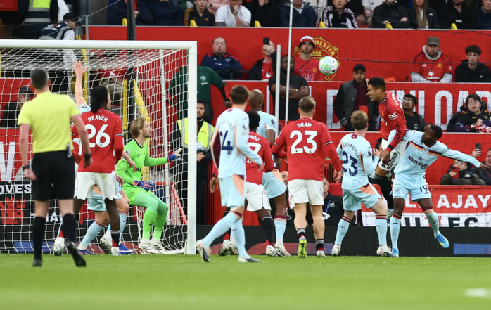 Thắng nghẹt thở Brentford, Man United áp sát nhóm dự Champions League - Ảnh 2.