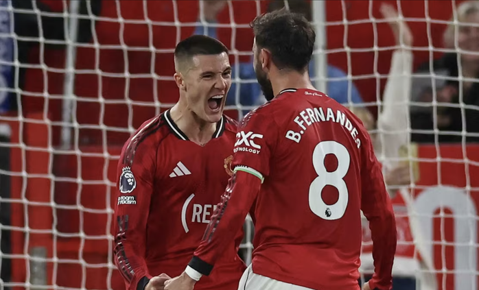 Thắng nghẹt thở Brentford, Man United áp sát nhóm dự Champions League - Ảnh 3.