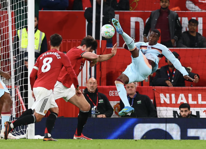 Thắng nghẹt thở Brentford, Man United áp sát nhóm dự Champions League - Ảnh 4.