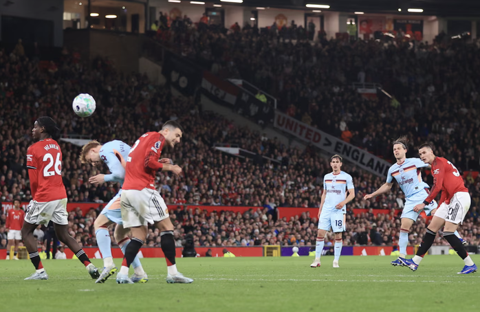 Thắng nghẹt thở Brentford, Man United áp sát nhóm dự Champions League - Ảnh 5.
