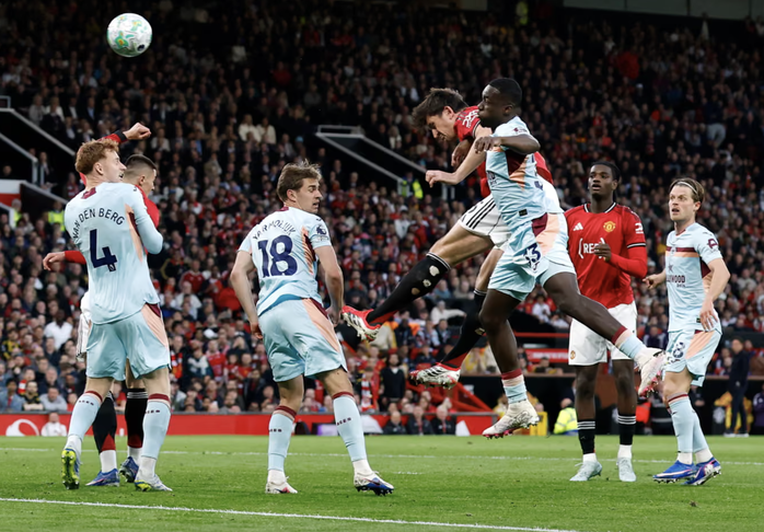 Thắng nghẹt thở Brentford, Man United áp sát nhóm dự Champions League - Ảnh 6.