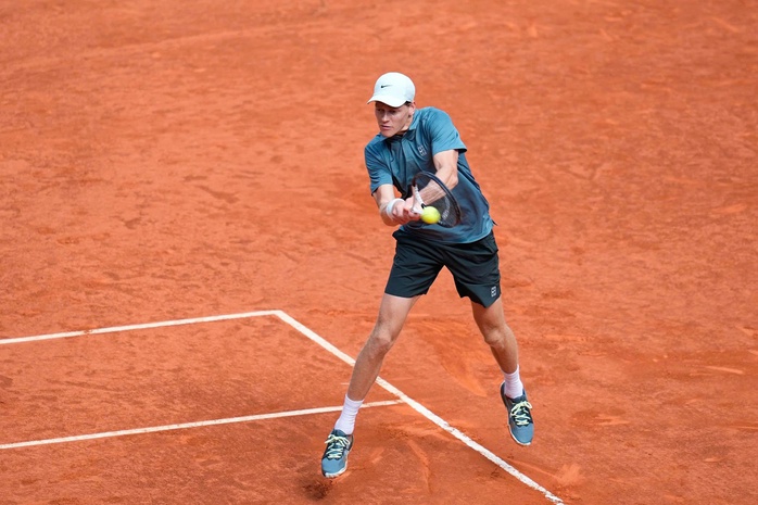 Sinner thẳng tiến chung kết Madrid Open, lập kỷ lục mới - Ảnh 1.