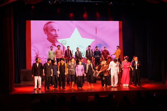 Bandar Raya Ho Chi Minh menyelesaikan masalah dalam pentauliahan karya sastera dan seni - Foto 1. TP HCM gỡ nút thắt đặt hàng sáng tác văn học - nghệ thuật - Ảnh 1.