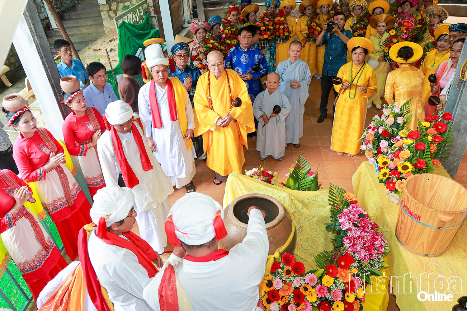 ประกอบพิธีกรรมตักน้ำจากเจดีย์ไห่อัน