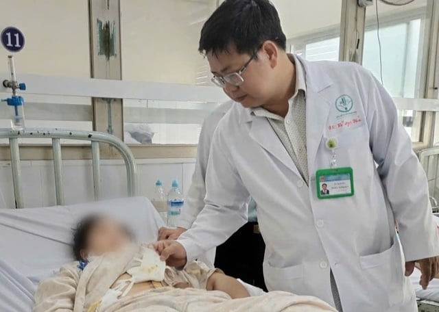 Mất gần 2 lít máu, nữ bệnh nhân 17 tuổi thoát cửa tử- Ảnh 1.