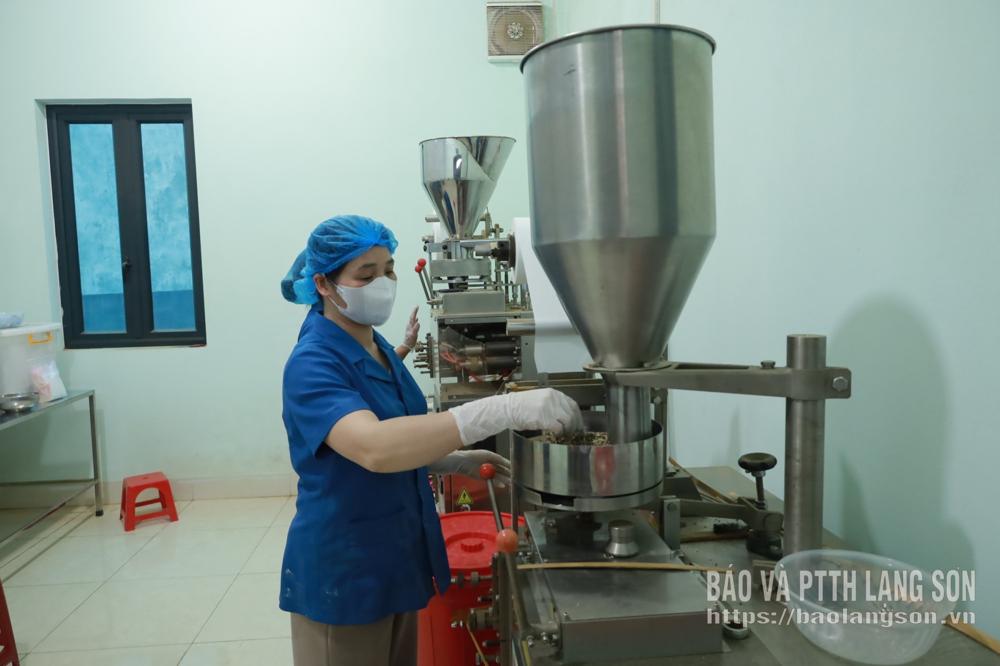 Hoạt động sản xuất tại HTX Chế biến nông sản Lụa Vy, xã Quan Sơn