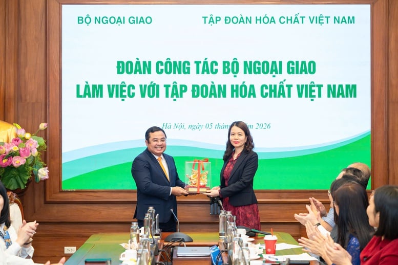 Vinachem menyumbang kepada promosi diplomasi ekonomi - Foto 1. Vinachem góp phần đẩy mạnh ngoại giao kinh tế- Ảnh 1.