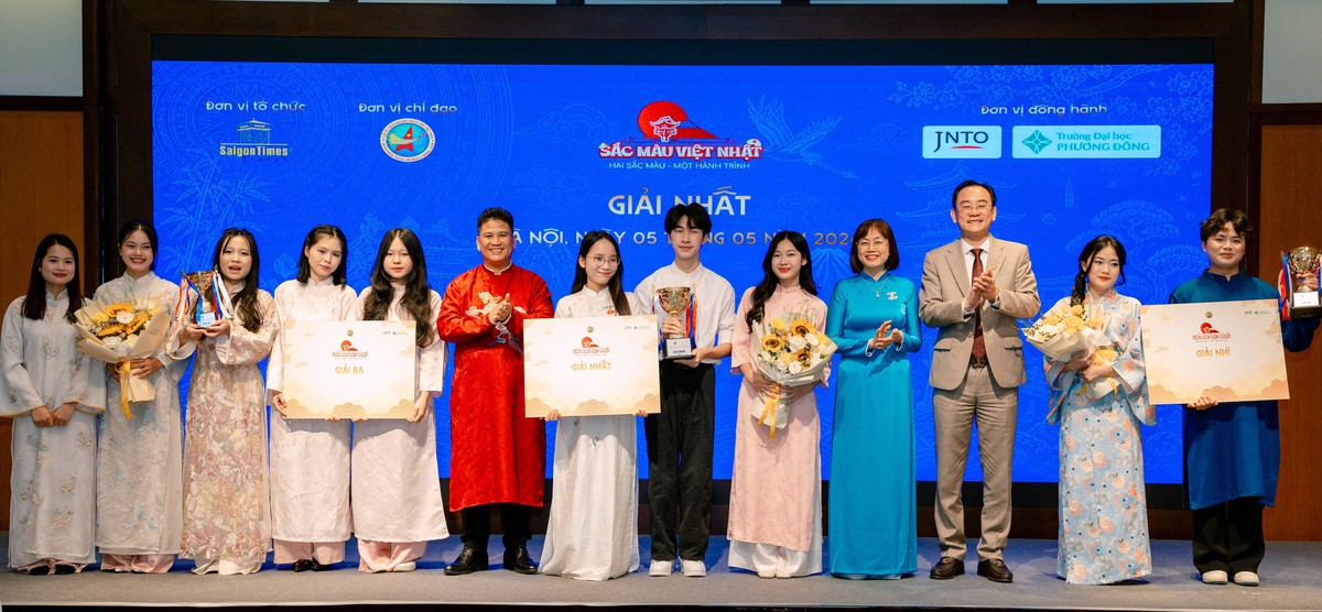 Trao giải cho các đội thi