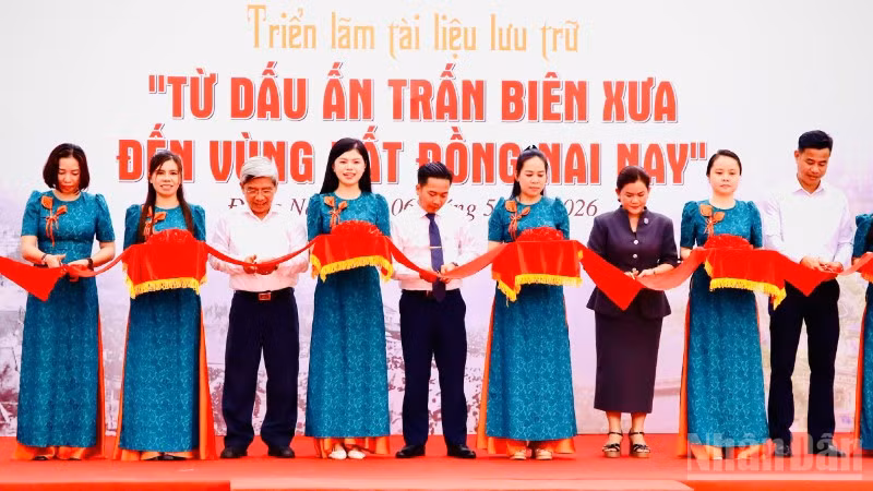 Delegierte durchschneiden das Band zur Eröffnung der Ausstellung „Vom Vermächtnis von Tran Bien in der Vergangenheit bis zum Land Dong Nai heute“.