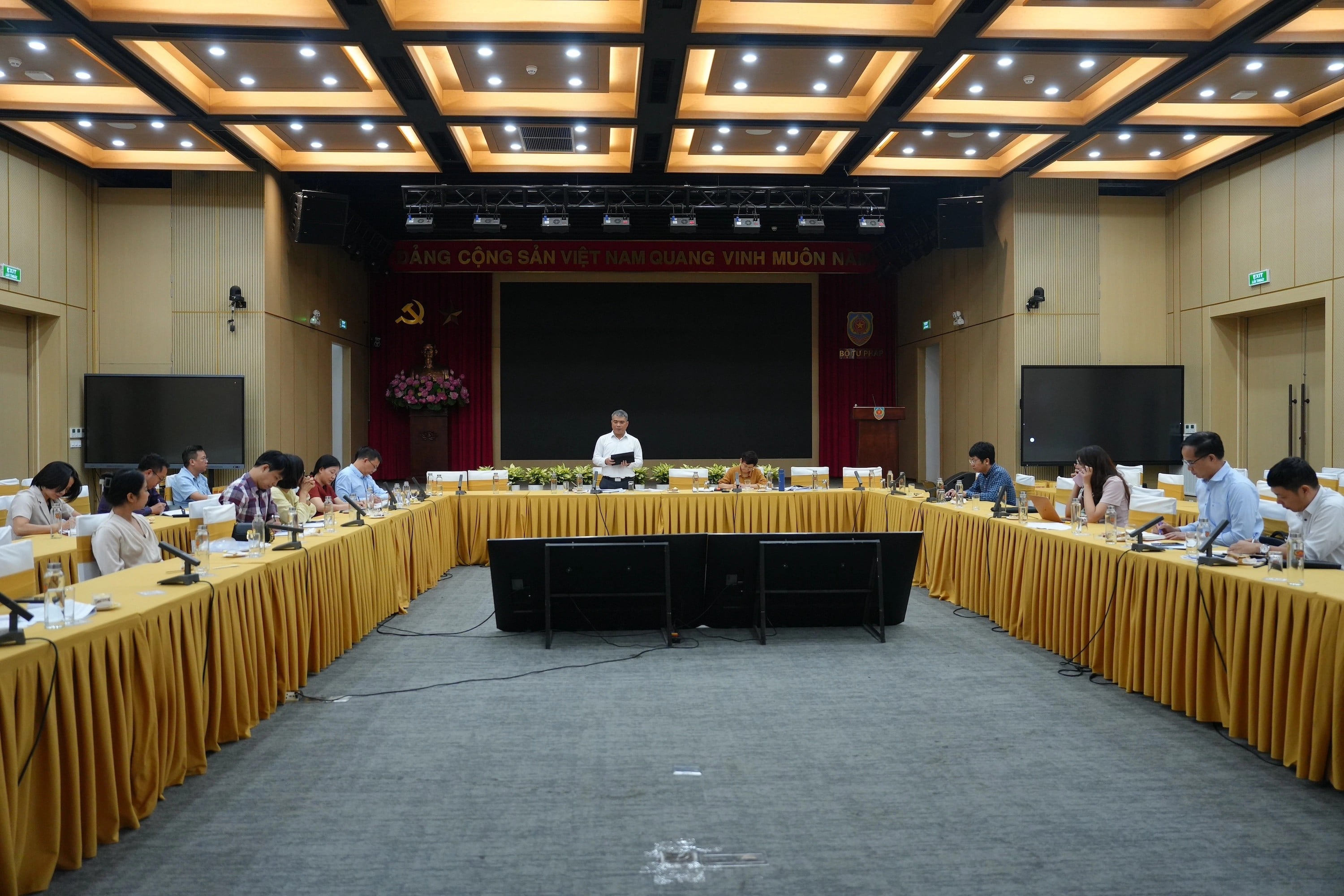 Vollständiger Rechtsrahmen für eine nachhaltige maritime Wirtschaftsentwicklung. Hoàn thiện hành lang pháp lý phát triển kinh tế biển bền vững
