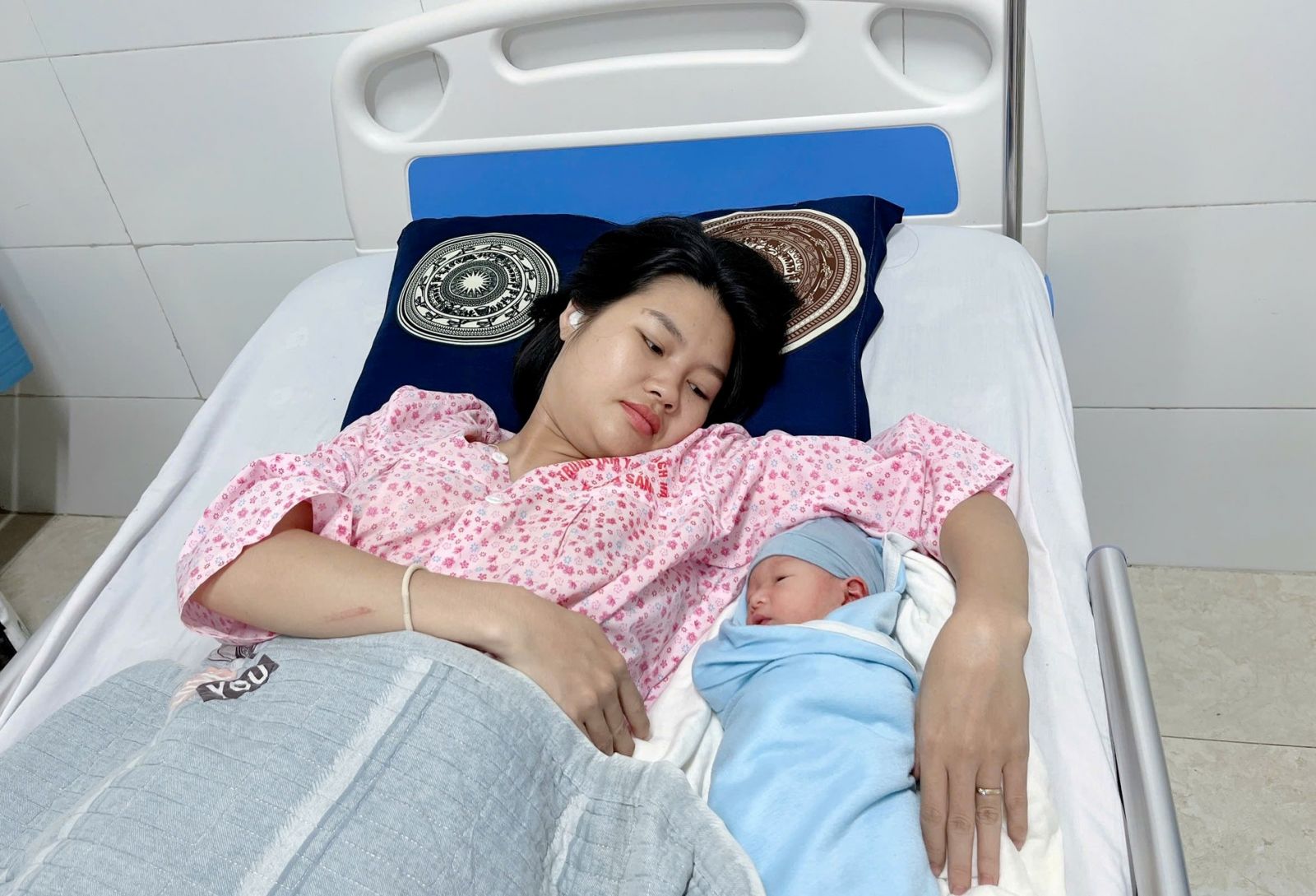 Czerwony alarm w całym szpitalu w celu ratowania matki i dziecka - Zdjęcie 2. Báo động đỏ toàn viện cứu mẹ con sản phụ- Ảnh 2.