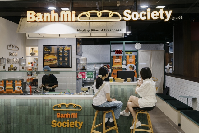 Từ món ăn đường phố, bánh mì Việt bước vào khách sạn 4 sao ở Singapore - Ảnh 1.