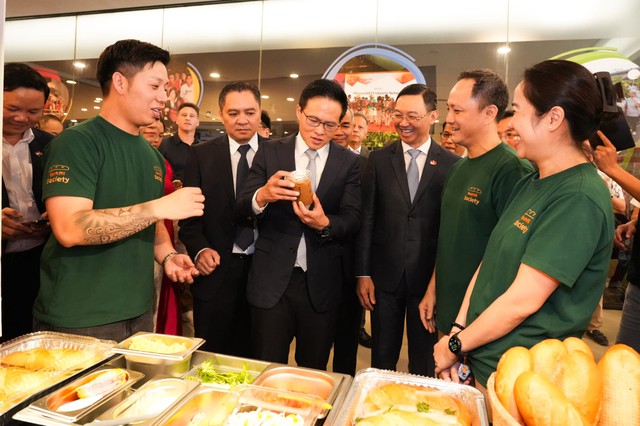 Từ món ăn đường phố, bánh mì Việt bước vào khách sạn 4 sao ở Singapore - Ảnh 2.