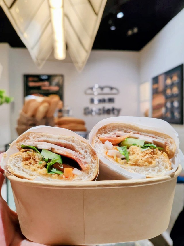 Từ món ăn đường phố, bánh mì Việt bước vào khách sạn 4 sao ở Singapore - Ảnh 3.