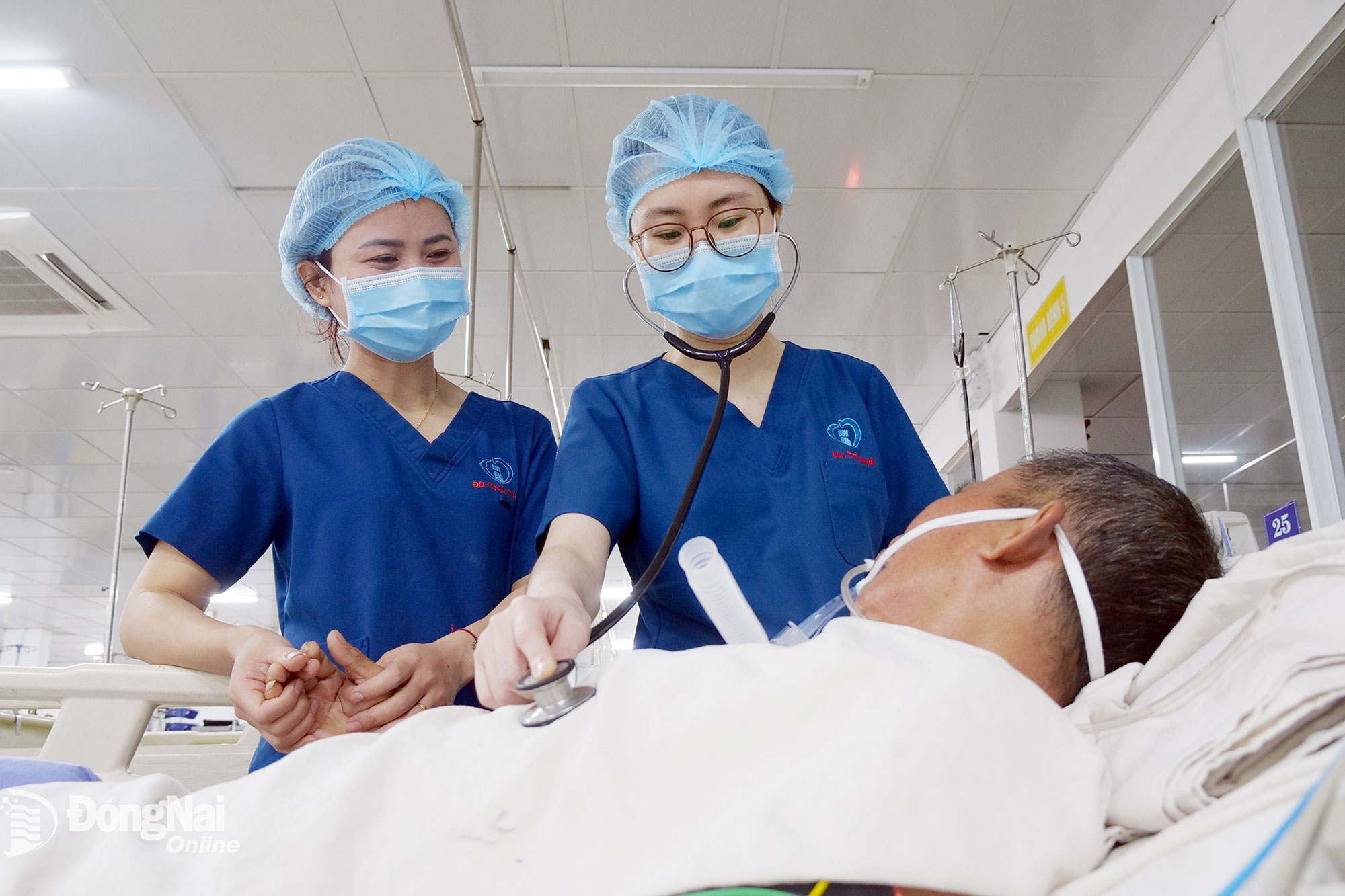 Des médecins et des infirmières de l'hôpital général de Thong Nhat examinent l'état de santé du patient. Photo : Hanh Dung   