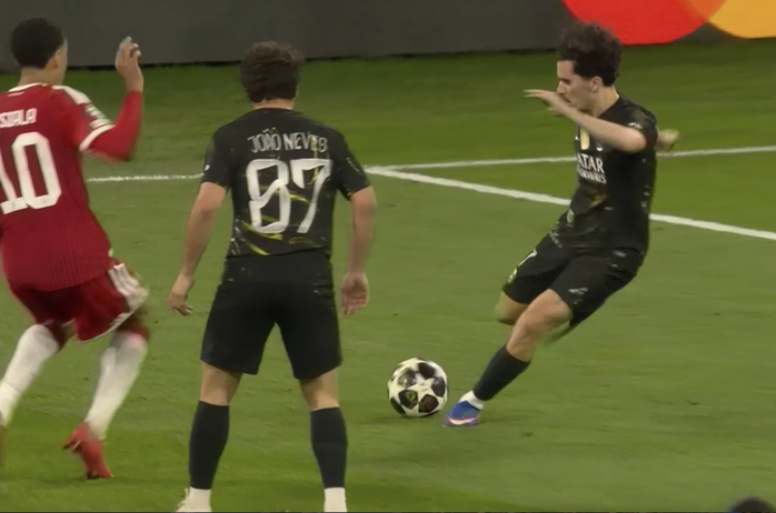 Luật "lạ" của IFAB khiến Bayern Munich mất phạt đền trước PSG - Ảnh 1.