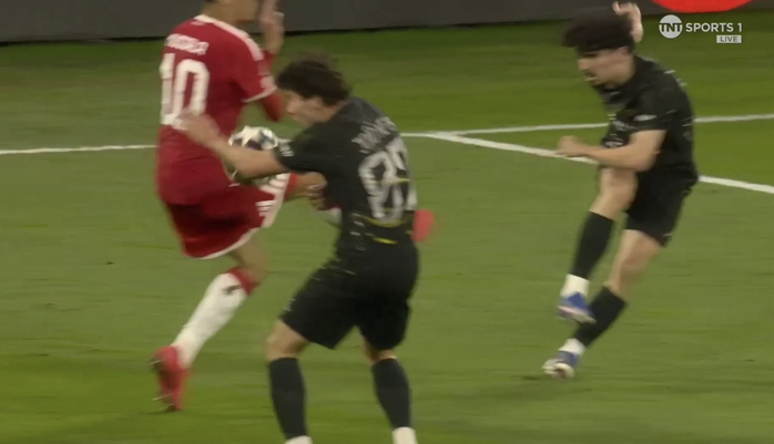 Luật "lạ" của IFAB khiến Bayern Munich mất phạt đền trước PSG - Ảnh 2.