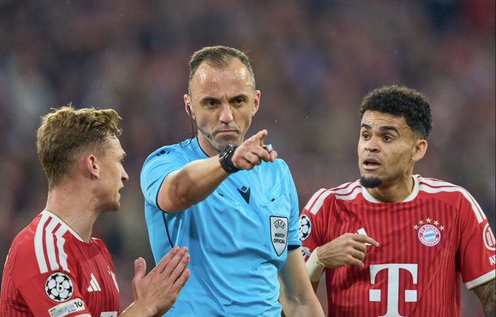 Luật "lạ" của IFAB khiến Bayern Munich mất phạt đền trước PSG - Ảnh 3.