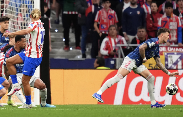 Luật "lạ" của IFAB khiến Bayern Munich mất phạt đền trước PSG - Ảnh 4.